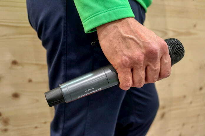 A man grasp a microphone